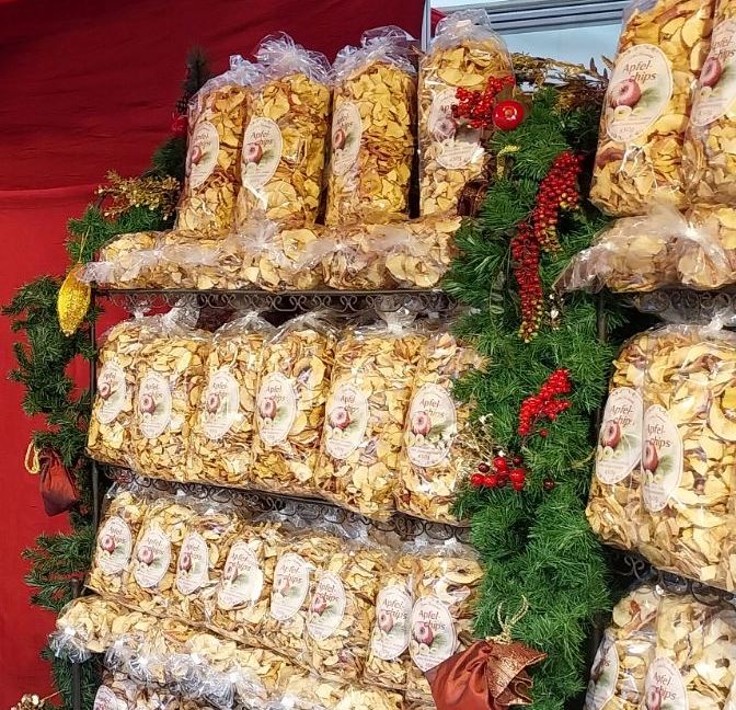 Apfelchips im Regal mit Weihnachtsdeko