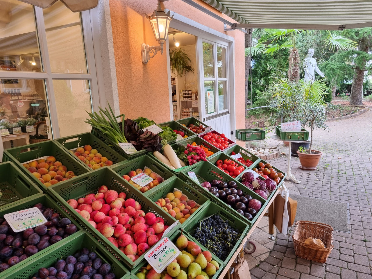 Sommergemüse vor dem Hofladen Kredenbach
