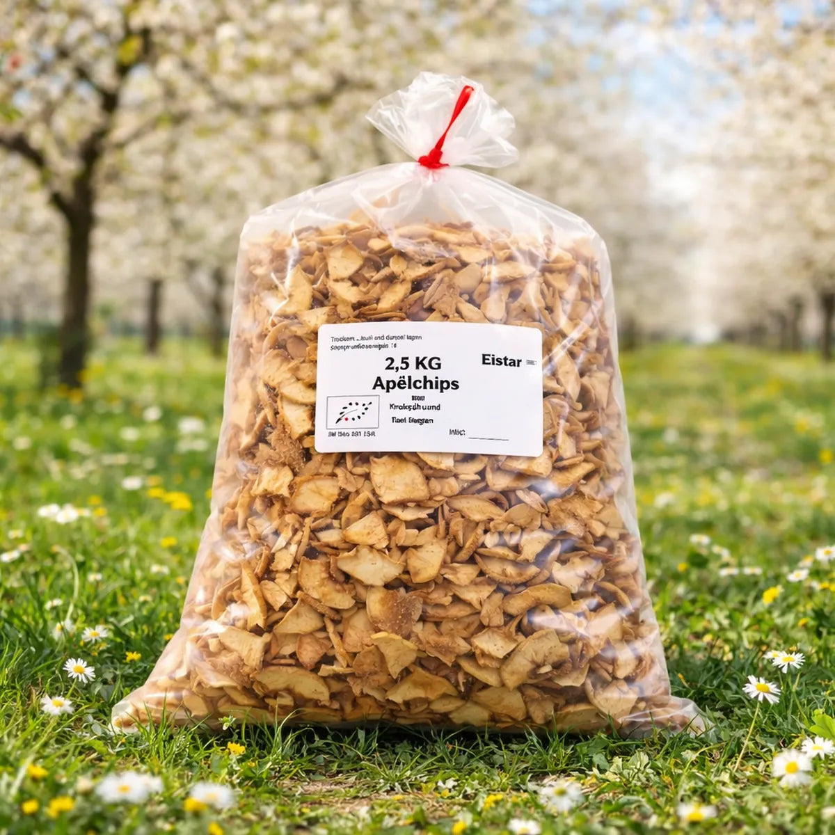 Bio Apfelchips Beutel mit 2,5 kg in blühender Apfelplantage – natürliche, knusprige getrocknete Apfelscheiben