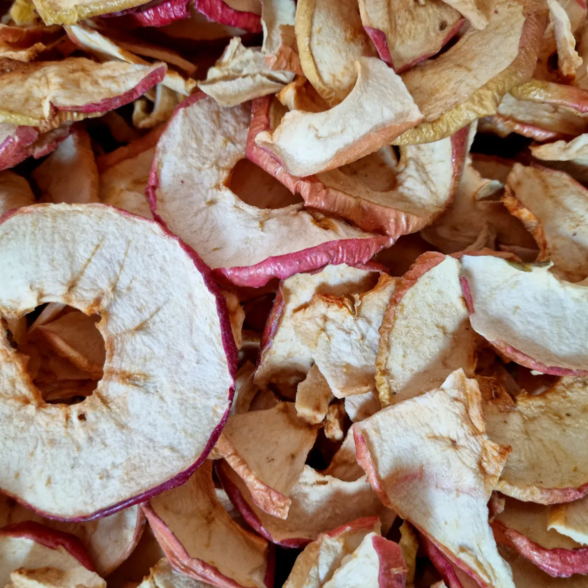 Nahaufnahme von knusprigen Bio Apfelchips mit natürlicher Farbe und Struktur