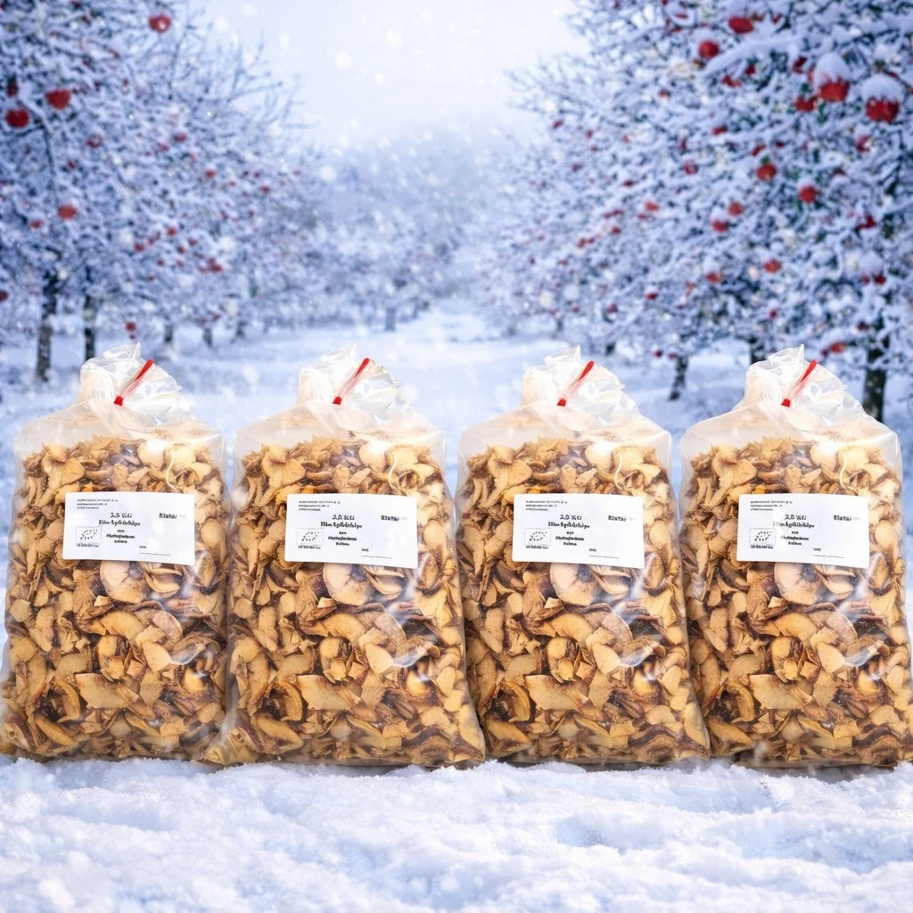10 kg Bio-Apfelchips, vier Säcke à 2,5 kg vor winterlicher Apfelplantage.
