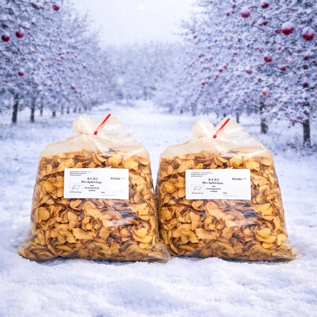 5 kg Bio-Apfelchips, zwei Säcke à 2,5 kg vor winterlicher Apfelplantage.